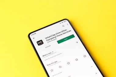 Assam, Hindistan - 10 Nisan 2021: Telefon ekranında Urban Company logosu.