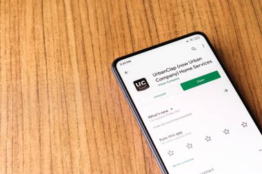 Assam, Hindistan - 10 Nisan 2021: Telefon ekranında Urban Company logosu.