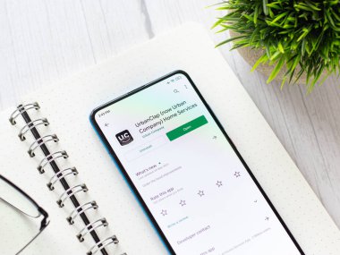 Assam, Hindistan - 10 Nisan 2021: Telefon ekranında Urban Company logosu.