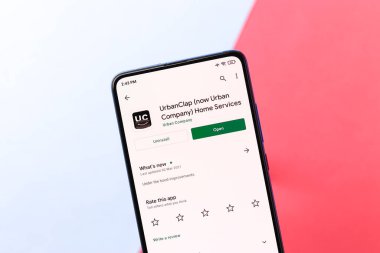 Assam, Hindistan - 10 Nisan 2021: Telefon ekranında Urban Company logosu.