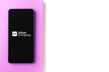 Assam, Hindistan - 10 Nisan 2021: Telefon ekranında Urban Company logosu.