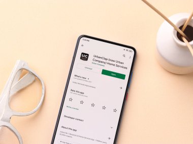 Assam, Hindistan - 10 Nisan 2021: Telefon ekranında Urban Company logosu.
