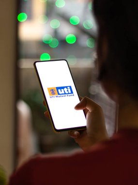 Assam, Hindistan - 15 Kasım 2020: Telefon ekranında UTI logosu.