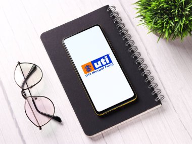 Assam, Hindistan - 15 Kasım 2020: Telefon ekranında UTI logosu.