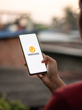 Assam, Hindistan - 15 Kasım 2020: Telefon ekranında Öncü Dünya logosu.