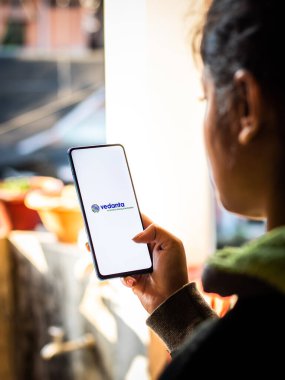 Assam, Hindistan - 20 Aralık 2020: Telefon ekranında Vedanta logosu.