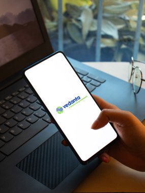Assam, Hindistan - 20 Aralık 2020: Telefon ekranında Vedanta logosu.