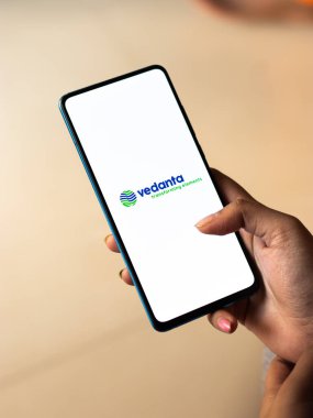 Assam, Hindistan - 20 Aralık 2020: Telefon ekranında Vedanta logosu.