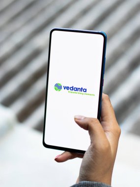 Assam, Hindistan - 20 Aralık 2020: Telefon ekranında Vedanta logosu.