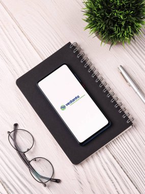 Assam, Hindistan - 20 Aralık 2020: Telefon ekranında Vedanta logosu.