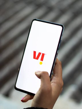 Assam, Hindistan - 29 Kasım 2020: Telefon ekranında Vi logosu.