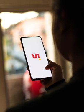 Assam, Hindistan - 29 Kasım 2020: Telefon ekranında Vi logosu.