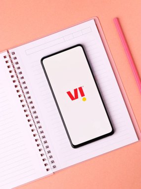 Assam, Hindistan - 29 Kasım 2020: Telefon ekranında Vi logosu.