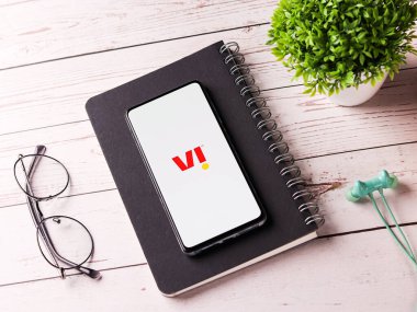 Assam, Hindistan - 29 Kasım 2020: Telefon ekranında Vi logosu.