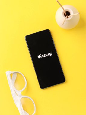 Assam, Hindistan - 19 Nisan 2021: Telefon ekranında video logosu.