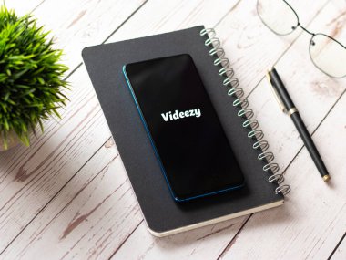 Assam, Hindistan - 19 Nisan 2021: Telefon ekranında video logosu.