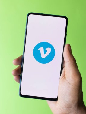 Assam, Hindistan - 15 Ağustos 2020: Telefon ekranında bir video paylaşım platformu logosu.