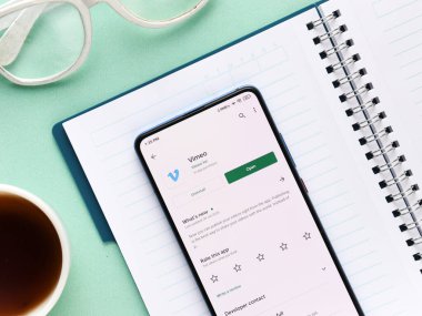Assam, Hindistan - 15 Ağustos 2020: Telefon ekranında bir video paylaşım platformu logosu.