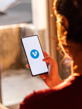Assam, Hindistan - 15 Ağustos 2020: Telefon ekranında bir video paylaşım platformu logosu.