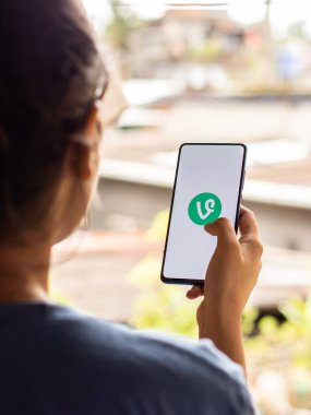 Assam, Hindistan - 22 Ağustos 2020: Telefon ekranı görüntüsünde Vine logosu.
