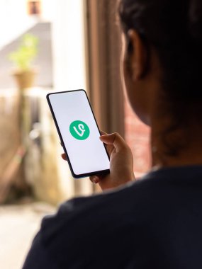 Assam, Hindistan - 22 Ağustos 2020: Telefon ekranı görüntüsünde Vine logosu.