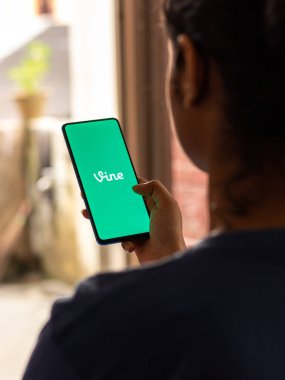 Assam, Hindistan - 22 Ağustos 2020: Telefon ekranı görüntüsünde Vine logosu.
