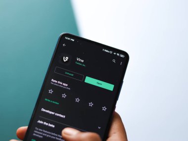 Assam, Hindistan - 22 Ağustos 2020: Telefon ekranı görüntüsünde Vine logosu.