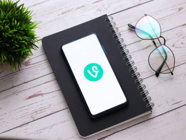 Assam, Hindistan - 22 Ağustos 2020: Telefon ekranı görüntüsünde Vine logosu.