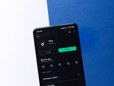 Assam, Hindistan - 22 Ağustos 2020: Telefon ekranı görüntüsünde Vine logosu.