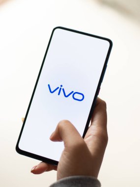 Assam, Hindistan - 15 Ocak 2020: Telefon ekranında Vivo logosu.