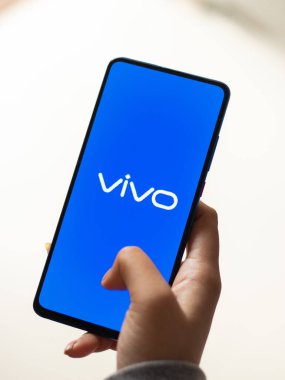 Assam, Hindistan - 15 Ocak 2020: Telefon ekranında Vivo logosu.