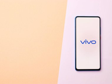 Assam, Hindistan - 15 Ocak 2020: Telefon ekranında Vivo logosu.