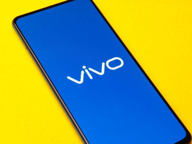 Assam, Hindistan - 15 Ocak 2020: Telefon ekranında Vivo logosu.