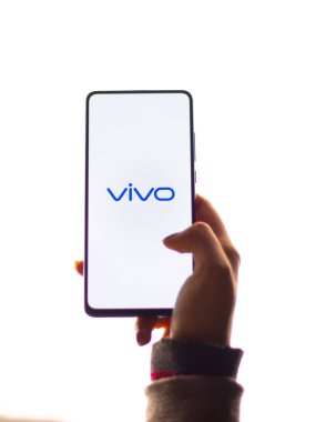 Assam, Hindistan - 15 Ocak 2020: Telefon ekranında Vivo logosu.