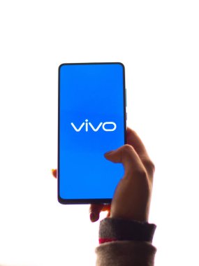 Assam, Hindistan - 15 Ocak 2020: Telefon ekranında Vivo logosu.