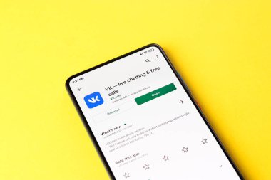 Assam, Hindistan - 10 Nisan 2021: Telefon ekranında VK logosu.
