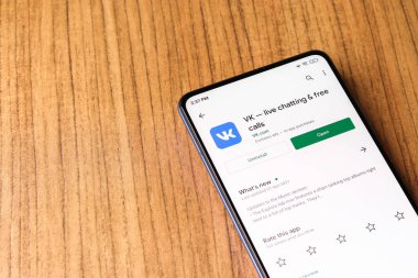Assam, Hindistan - 10 Nisan 2021: Telefon ekranında VK logosu.