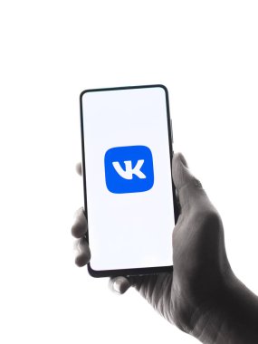 Assam, Hindistan - 10 Nisan 2021: Telefon ekranında VK logosu.