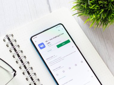 Assam, Hindistan - 10 Nisan 2021: Telefon ekranında VK logosu.