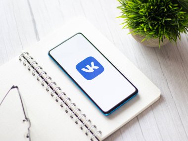 Assam, Hindistan - 10 Nisan 2021: Telefon ekranında VK logosu.
