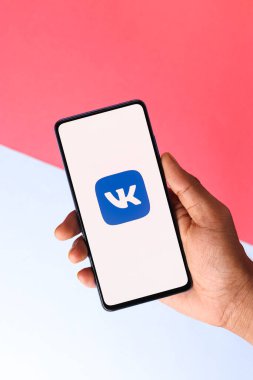 Assam, Hindistan - 10 Nisan 2021: Telefon ekranında VK logosu.