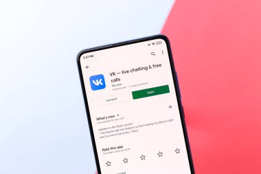 Assam, Hindistan - 10 Nisan 2021: Telefon ekranında VK logosu.