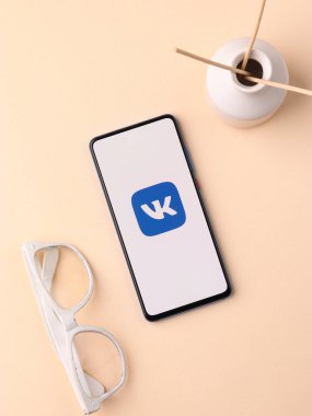 Assam, Hindistan - 10 Nisan 2021: Telefon ekranında VK logosu.