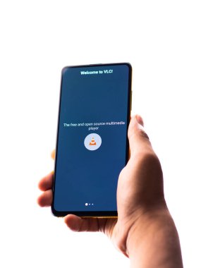 Assam, Hindistan - 29 Ekim 2020: Telefon ekranında VLC oynatıcı logosu.