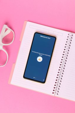 Assam, Hindistan - 29 Ekim 2020: Telefon ekranında VLC oynatıcı logosu.