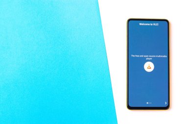 Assam, Hindistan - 29 Ekim 2020: Telefon ekranında VLC oynatıcı logosu.