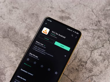 Assam, Hindistan - 29 Ekim 2020: Telefon ekranında VLC oynatıcı logosu.