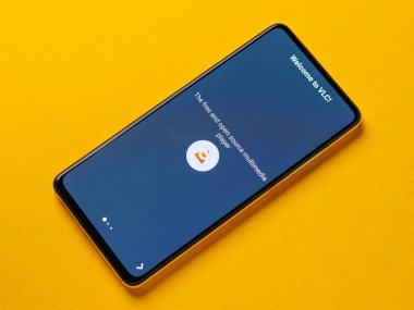 Assam, Hindistan - 29 Ekim 2020: Telefon ekranında VLC oynatıcı logosu.