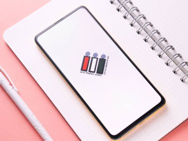 Assam, Hindistan - 24 Eylül 2020: Telefon ekranı görüntüsünde seçmen kimliği logosu.