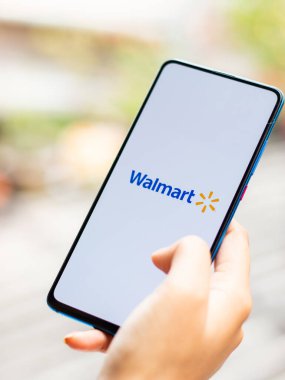 Assam, Hindistan - 15 Ocak 2020: Telefon ekranında Walmart logosu.